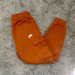 Nike Sportswear Club Fleece
Men's Cargo Pants Color: Bronze